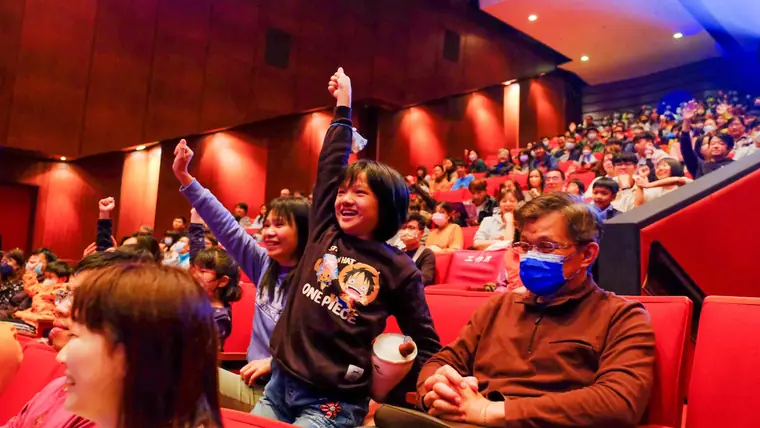 新北市藝文中心演藝廳《全明星魔術秀》 演出劇照:紅色座席滿場觀眾舉手歡呼