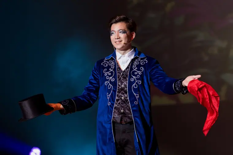 臺中市葫蘆墩文化中心演奏廳《魔法師的考驗-地球危機!》 演出劇照:寶藍色燕尾服男魔術師手持高帽與紅絲巾