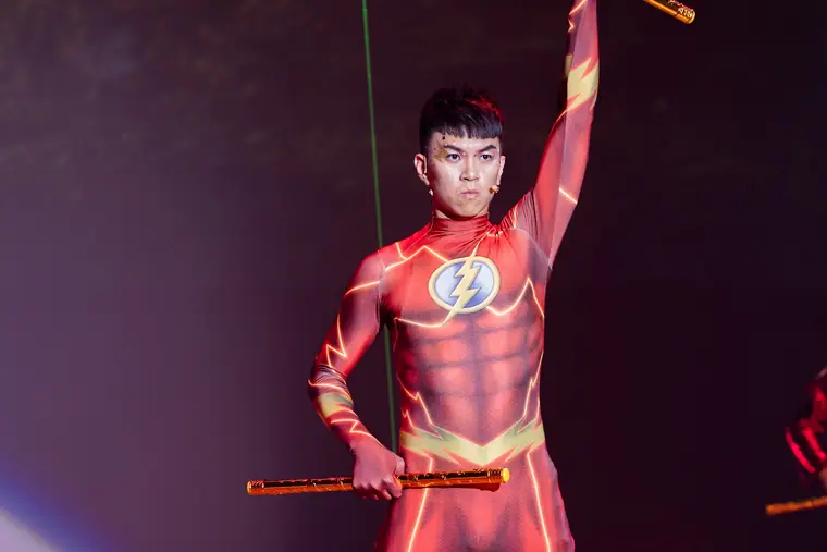 臺中市葫蘆墩文化中心演奏廳《魔法師的考驗-地球危機!》 演出劇照:紅色閃電裝雜耍演員舉棒定格