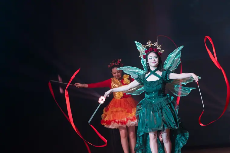 臺中市葫蘆墩文化中心演奏廳《魔法師的考驗-地球危機!》 演出劇照:綠色精靈裝女演員紅絲帶舞