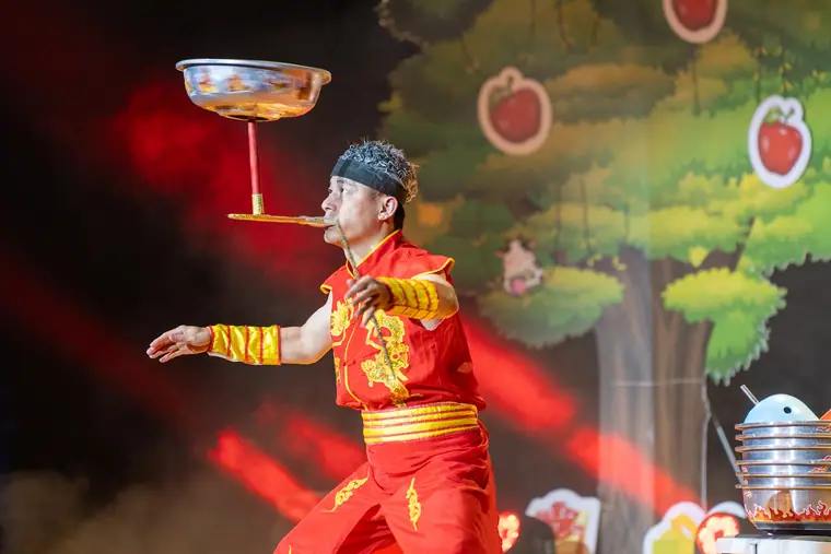 新北市新莊文化藝術中心演藝廳《魔幻嘉年華》 演出劇照:紅色中國服雜耍演員頭頂轉盆定格