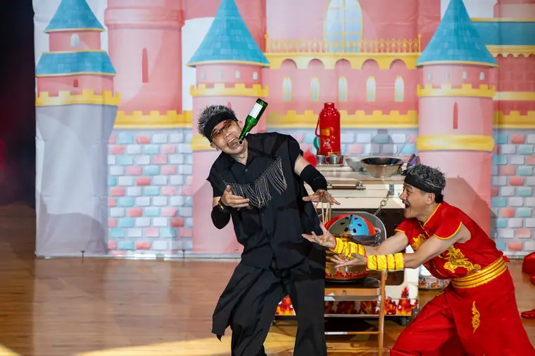 新北市新莊文化藝術中心演藝廳《魔幻嘉年華》 演出劇照:黑衣魔術師與紅衣雜耍演員雙人同框