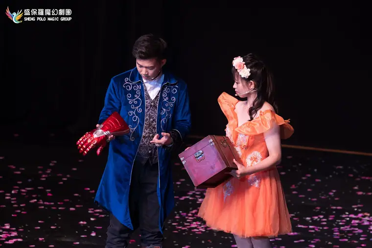 新北市新莊文化藝術中心演藝廳《魔法師的考驗-地球危機!》 演出劇照:藍衣魔術師與橘紗裙女演員雙人互動