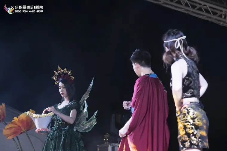 國立故宮博物院南部院區《勇者王大冒險》 演出劇照:綠色精靈女王捧花道具
