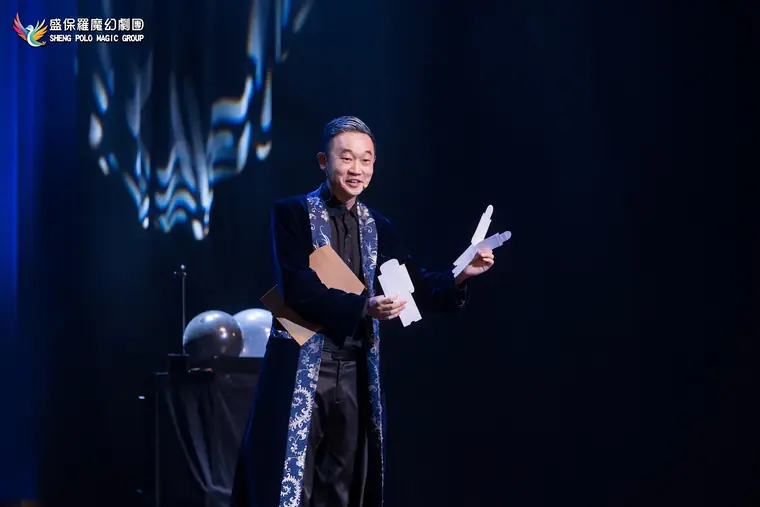 臺南市新營文化中心演藝廳《全明星魔術秀》 演出劇照:男魔術師深藍刺繡長袍近景