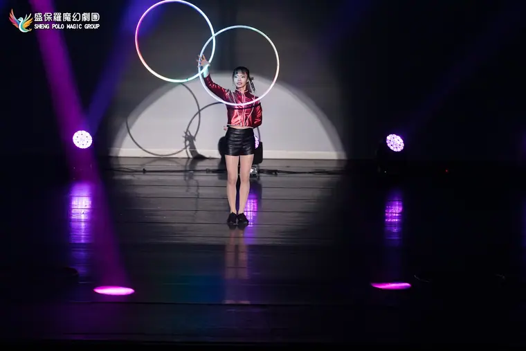 桃園展演中心展演廳《魔法師的考驗-地球危機!》 演出劇照:LED 光環雜耍獨舞
