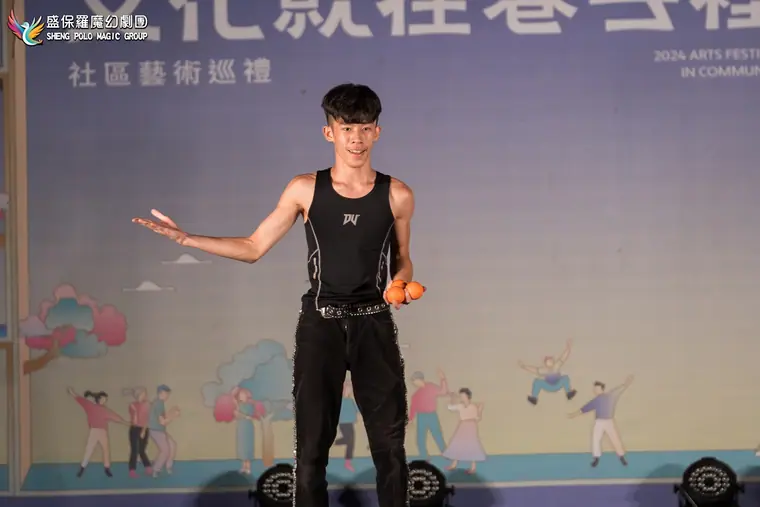 文化就在巷子裡《魔幻時空》 演出劇照:黑色演出服男演員正面站位、全臉清楚且面向鏡頭