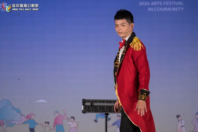 文化就在巷子裡《魔幻時空》 演出劇照:紅色燕尾禮服魔術師