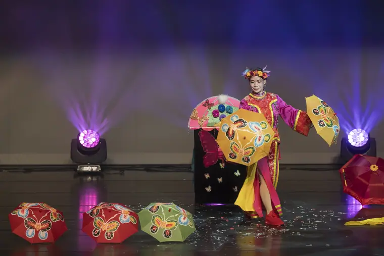 臺北表演藝術中心《魔法師的考驗-地球危機!》 演出劇照:客家花布傘舞段