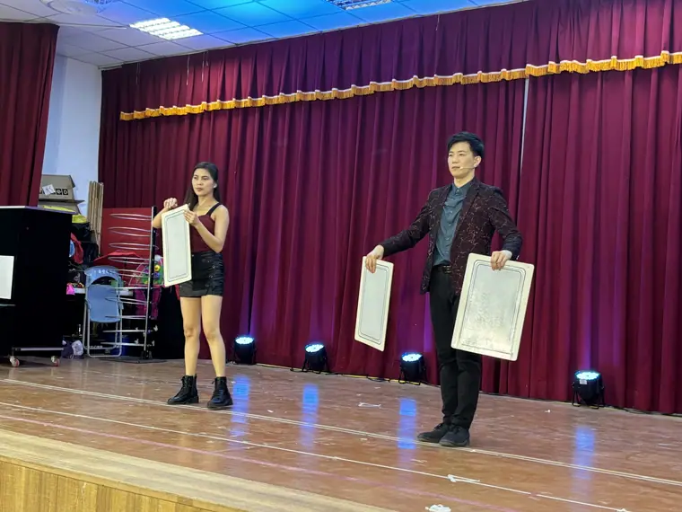 花蓮藝文列車《魔幻兄弟》 演出劇照:全案最佳:男魔術師(酒紅亮片西裝)與女助理雙人正面站位