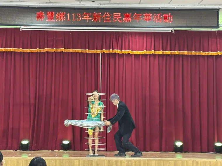 花蓮藝文列車《魔幻兄弟》 演出劇照:空中懸浮/穿環魔術進行中