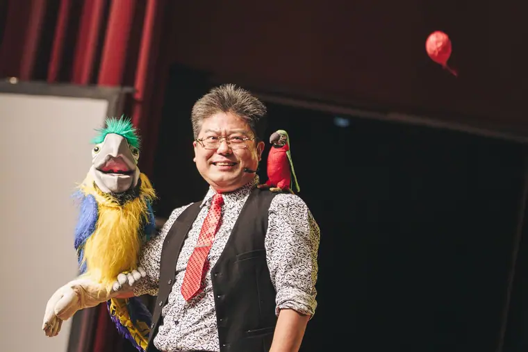 臺南市新化演藝廳《魔幻嘉年華》 演出劇照:魔術師手持兩隻鸚鵡人偶