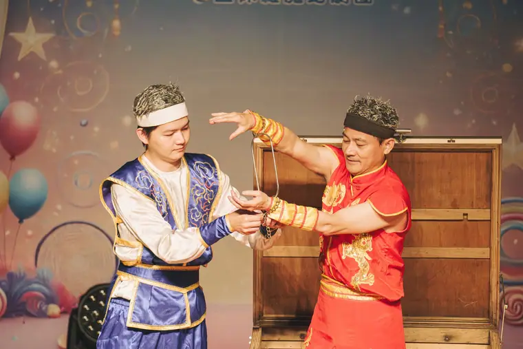 臺南市新化演藝廳《魔幻嘉年華》 演出劇照:藍衣與紅衣兩位中國風演員對戲