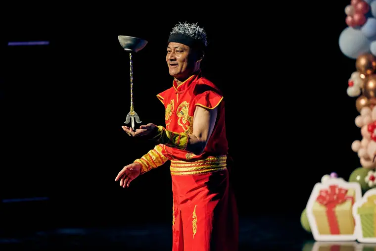 新北市樹林藝文中心演藝廳《魔幻嘉年華》 演出劇照:紅色中國服演員轉碗特技