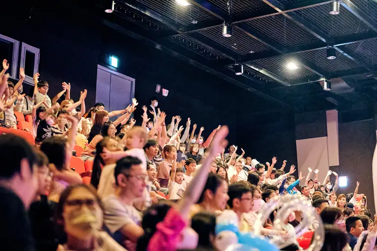 新北市樹林藝文中心演藝廳《魔幻嘉年華》 演出劇照:觀眾席滿場舉手