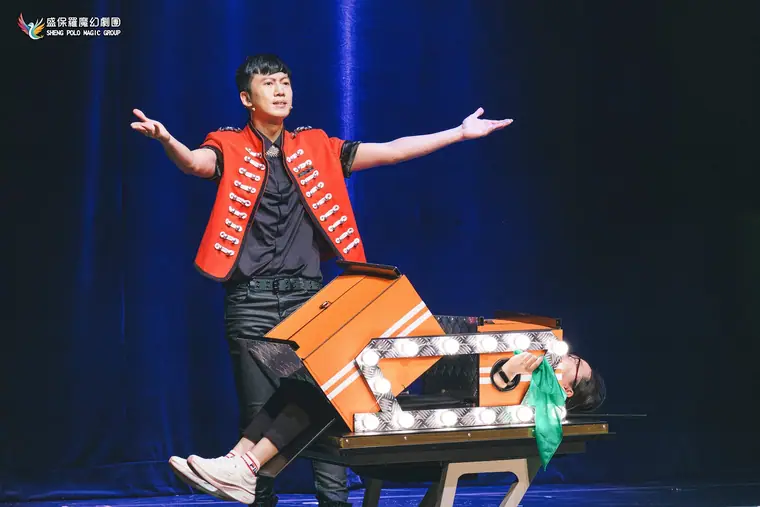 衛武營國家藝術文化中心《全明星魔術秀》 演出劇照:紅色軍裝魔術師正面露臉張開雙臂