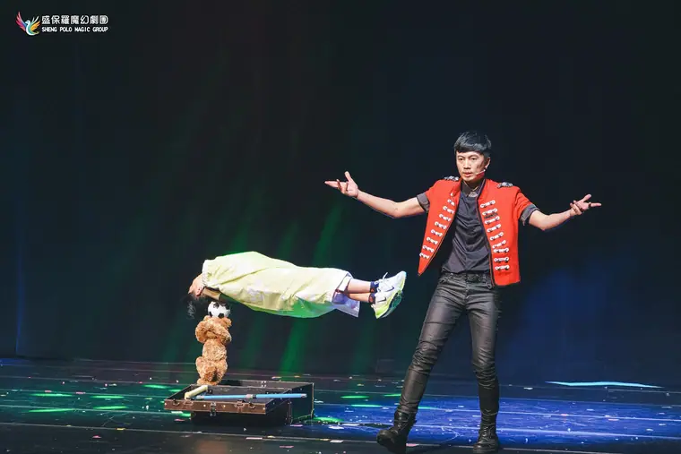 衛武營國家藝術文化中心《全明星魔術秀》 演出劇照:人體漂浮橋段:魔術師正面全臉清楚、雙臂張開收勢
