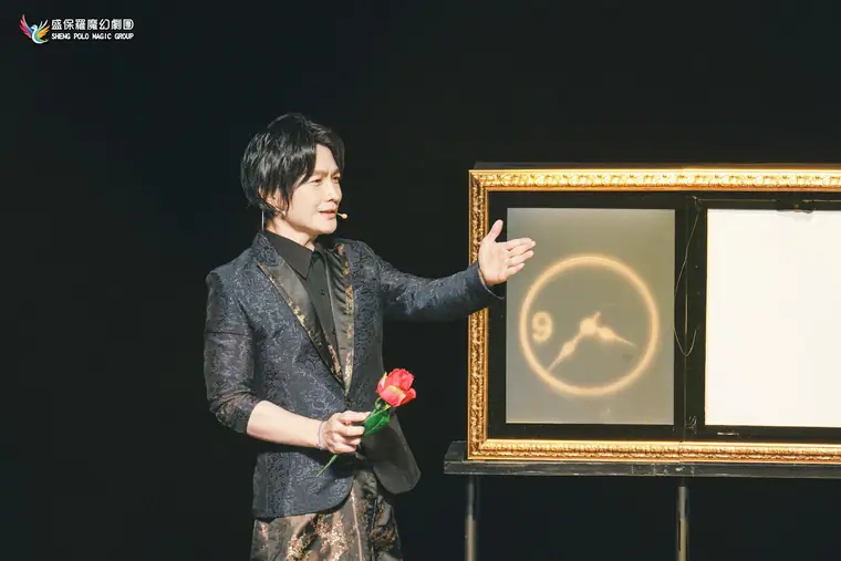 臺北表演藝術中心 球劇場《全明星魔術秀》 演出劇照:深藍織花西裝魔術師手持紅玫瑰