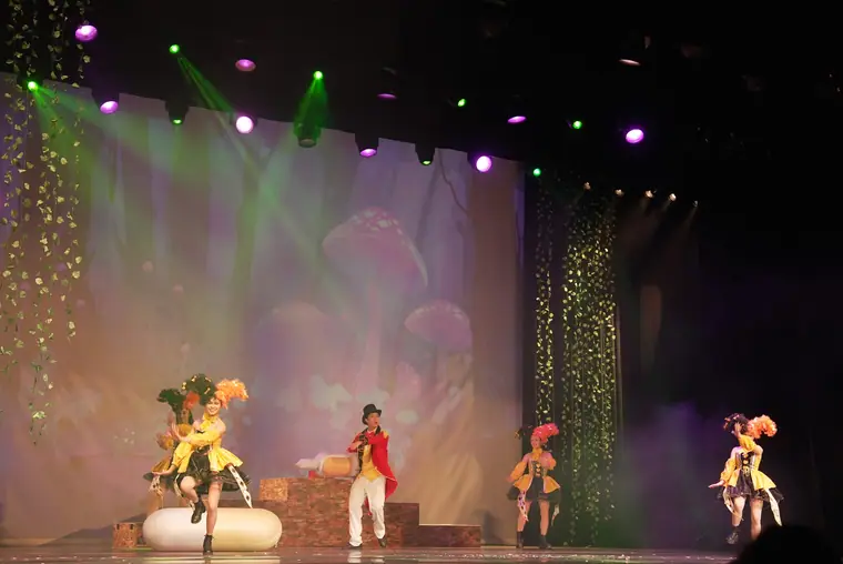 桃園展演中心展演廳《魔法師的考驗-地球危機!》 演出劇照:蘑菇森林群戲:紅燕尾服戴高帽的主角+四位黃衣舞者散開全台