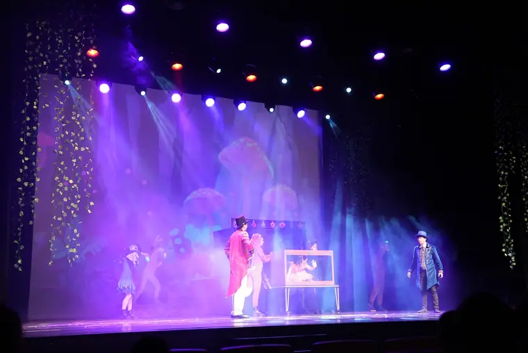 桃園展演中心展演廳《魔法師的考驗-地球危機!》 演出劇照:魔術箱穿越段:蘑菇森林景+紫藍光束