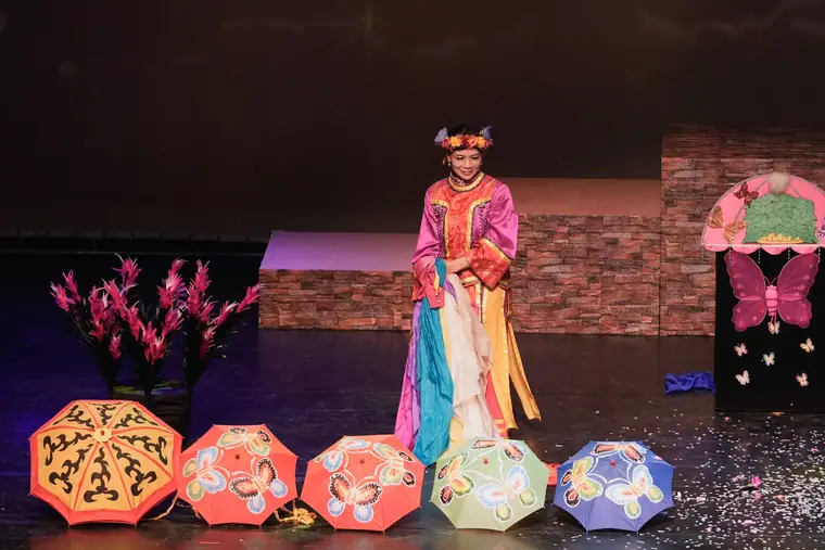 雲林表演廳《魔法師的考驗-地球危機!》 演出劇照:女演員彩衣造型正面站定、臉部完整清楚且打光乾淨
