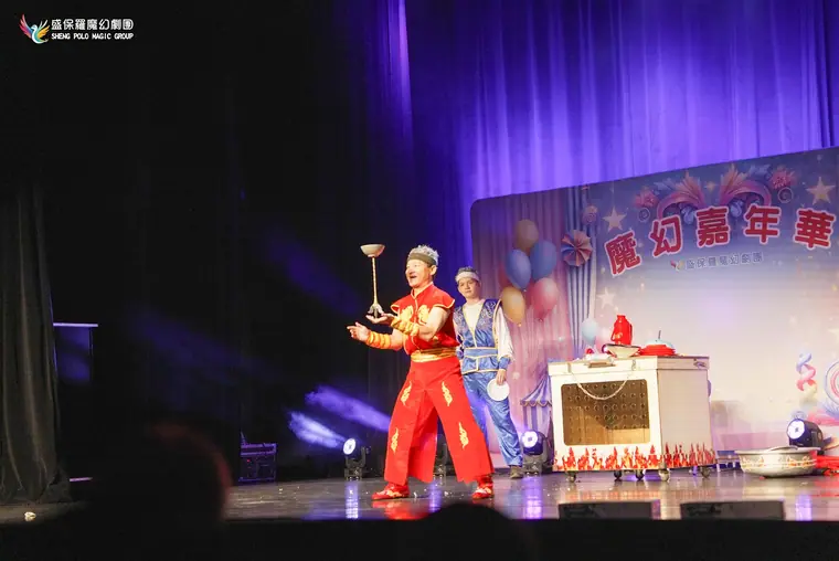 桃園市政府文化局演藝廳《魔幻嘉年華》 演出劇照:轉碟特寫:紅衣演員正面露臉、動作張力強