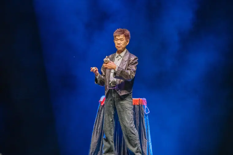 新竹市文化局演藝廳《全明星魔術秀》 演出劇照:藍光煙霧中男魔術師正面全臉清楚