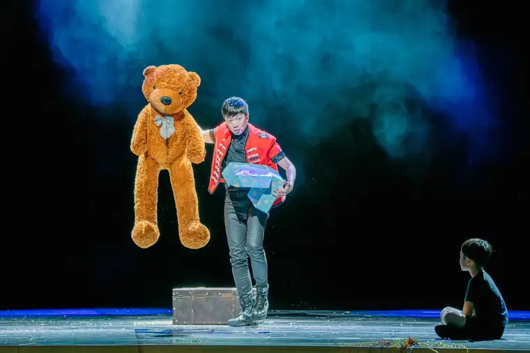 新竹市文化局演藝廳《全明星魔術秀》 演出劇照:紅色軍裝表演者與漂浮巨型泰迪熊