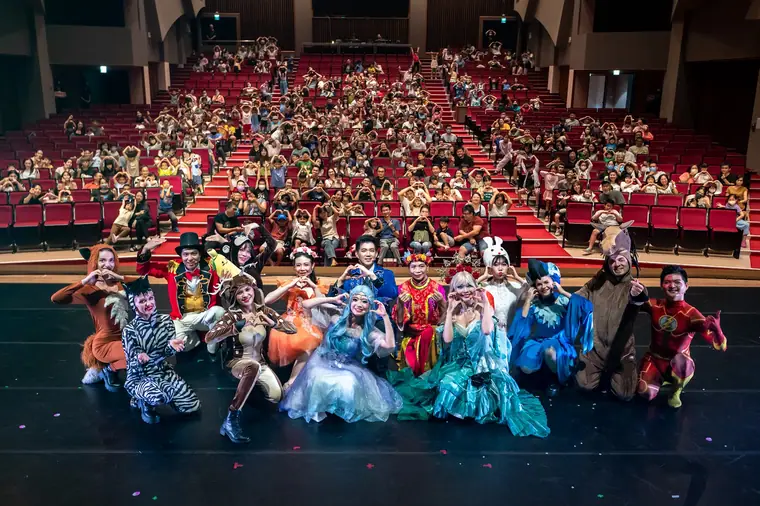 臺南歸仁文化中心演藝廳《魔法師的考驗-地球危機!》 演出劇照:謝幕全體演員在台前比愛心+觀眾席全景