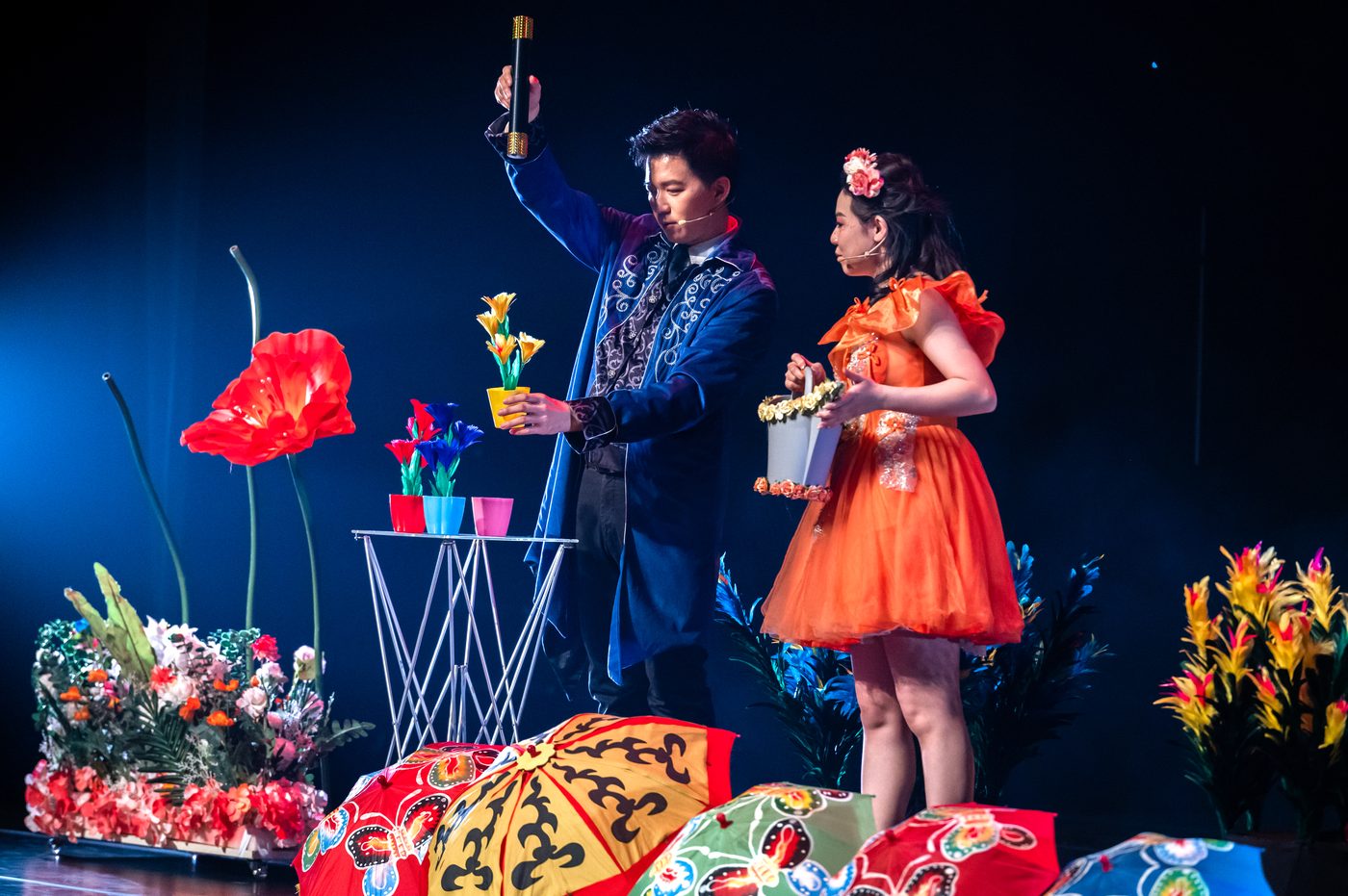 《魔法師的考驗－地球危機！》魔法師一手舉著魔杖、一手捧著開花的花盆，公主提著花籃在一旁
