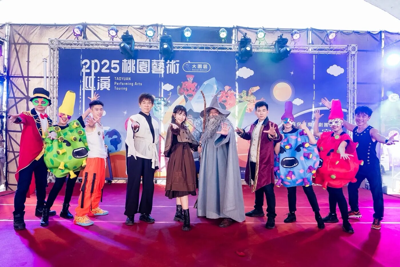 《魔幻時空》演員在奇幻場景的舞台上演出