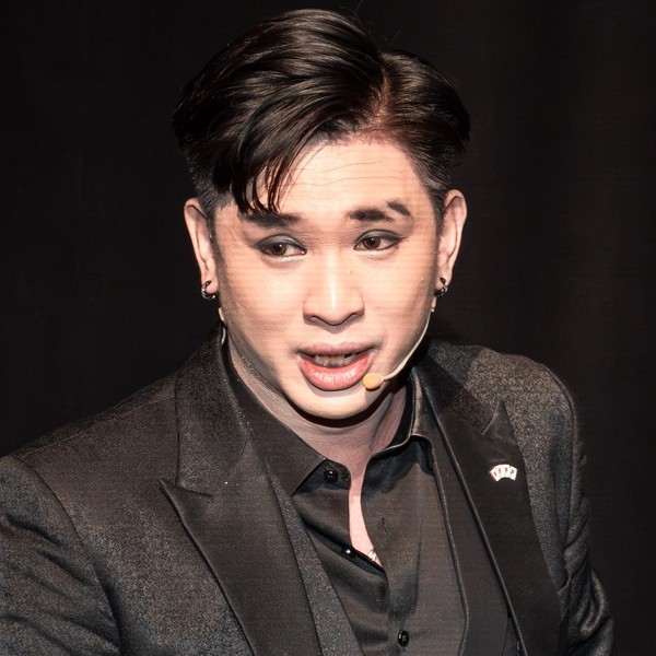 盛保羅魔幻劇團演出團員陳漩,在 2026 桃園市政府文化局演藝廳《魔法之夜》演出