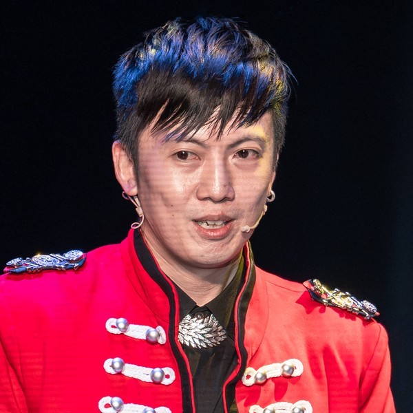 盛保羅魔幻劇團演出團員查尼,在 2026 桃園市政府文化局演藝廳《魔法之夜》演出
