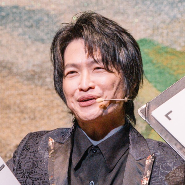 盛保羅魔幻劇團演出團員李佳峰,在 2025 新竹市文化局演藝廳《全明星魔術秀》演出