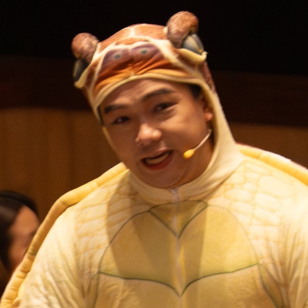盛保羅魔幻劇團演出團員魔術師小光,在 2026 臺北市親子劇場《魔法師的考驗-地球危機!》演出