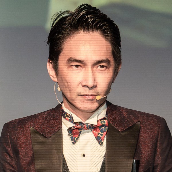 盛保羅魔幻劇團演出團員幾米,在 2026 桃園市政府文化局演藝廳《魔法之夜》演出
