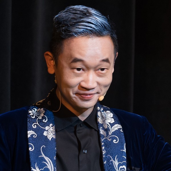 盛保羅魔幻劇團演出團員黃柏翰,在 2024 臺南市新營文化中心演藝廳《全明星魔術秀》演出