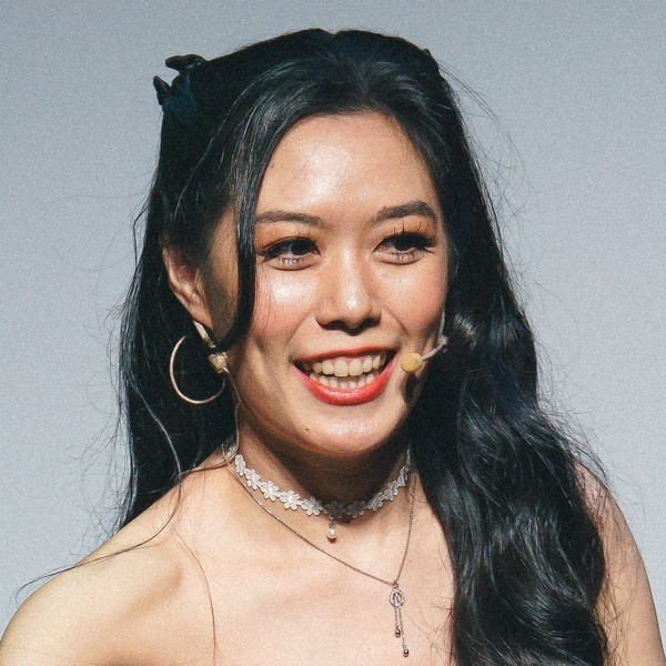 盛保羅魔幻劇團演出團員陳冫茜,在 2025 臺北表演藝術中心球劇場《全明星魔術秀》演出