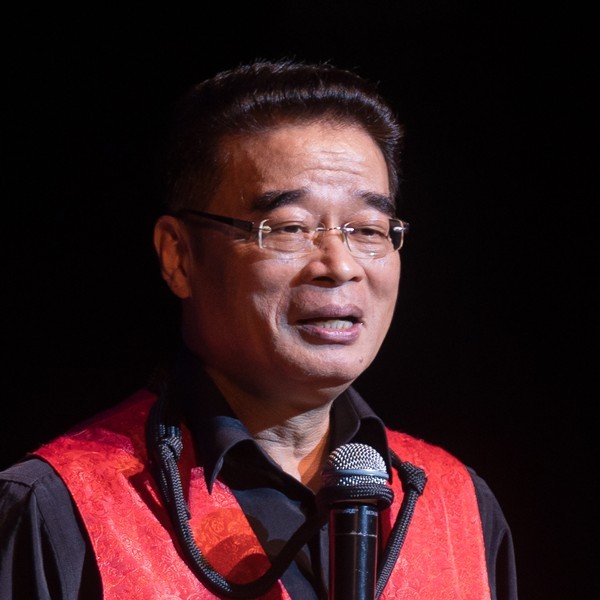 盛保羅魔幻劇團演出團員羅賓,在 2024 臺南市新營文化中心演藝廳《全明星魔術秀》演出