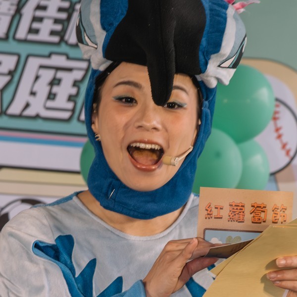 盛保羅魔幻劇團演出團員曾御筑,在 2025 寶佳機構家庭日《兔兔的紅蘿蔔不見了!》演出