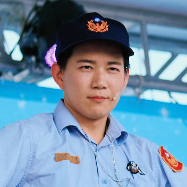 盛保羅魔幻劇團演出團員盛治平,在 2025 基隆童話藝術節《怪盜神偷》演出