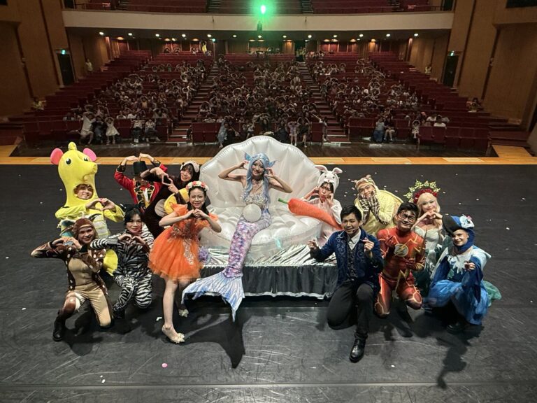 《魔法師的考驗-地球危機!》2025 嘉義市政府文化局音樂廳謝幕,全體角色合影