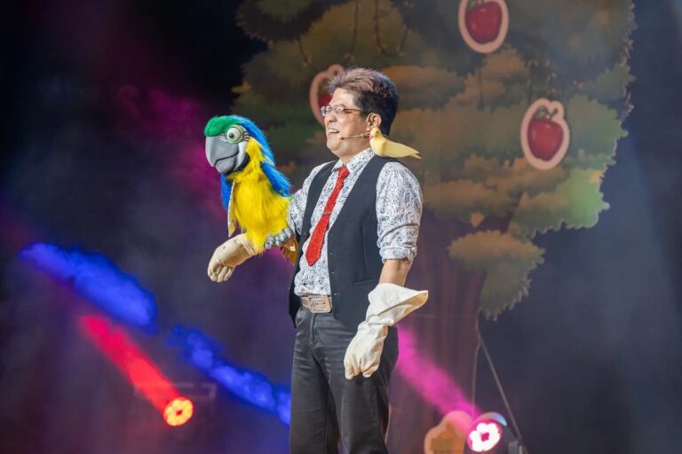 《魔幻嘉年華》新北市新莊文化藝術中心演藝廳,魔術師與金剛鸚鵡人偶合演