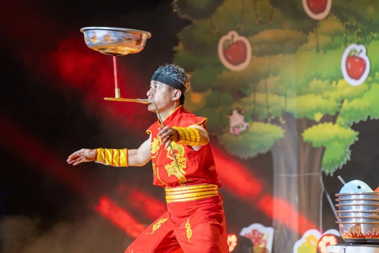 《魔幻嘉年華》新莊文化藝術中心演藝廳,紅衣雜耍演員頭頂轉盆