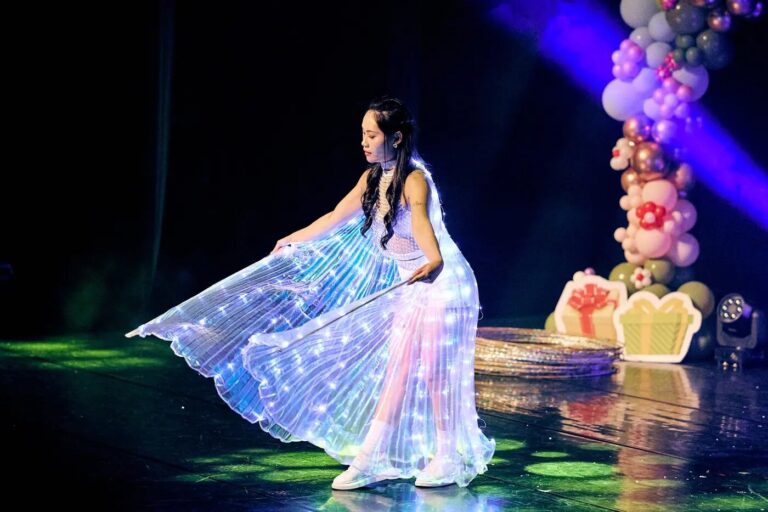 《魔幻嘉年華》樹林藝文中心演藝廳,舞者穿 LED 發光長裙旋轉
