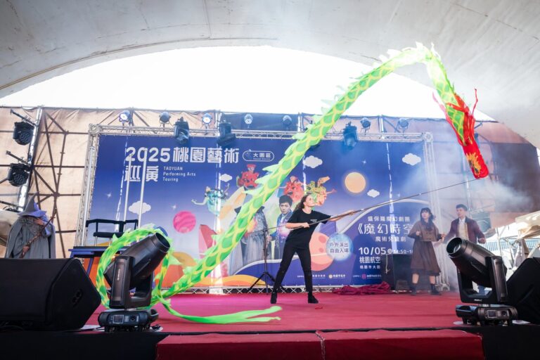 《魔幻時空》桃園大園航空城戶外舞台,演員舞動布龍道具