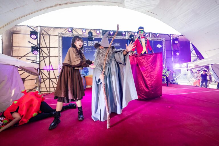 《魔幻時空》2025 桃園藝術巡演大園場,角色在戶外舞台對峙