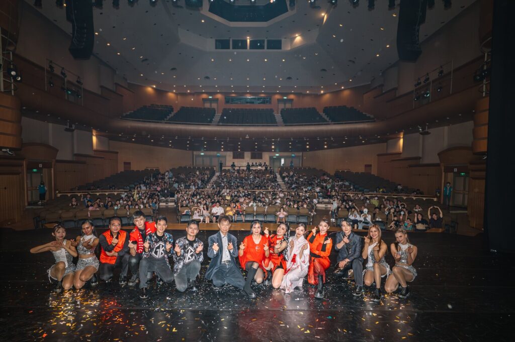 《全明星魔術秀》新竹市文化局演藝廳謝幕，全體演出者與觀眾席