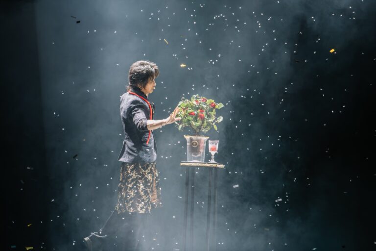 《全明星魔術秀》新竹市文化局演藝廳，魔術師在煙霧中變出鮮花