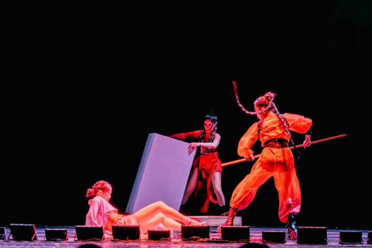 《全明星魔術秀》新竹市文化局演藝廳，紅衣武士造型的幻術表演